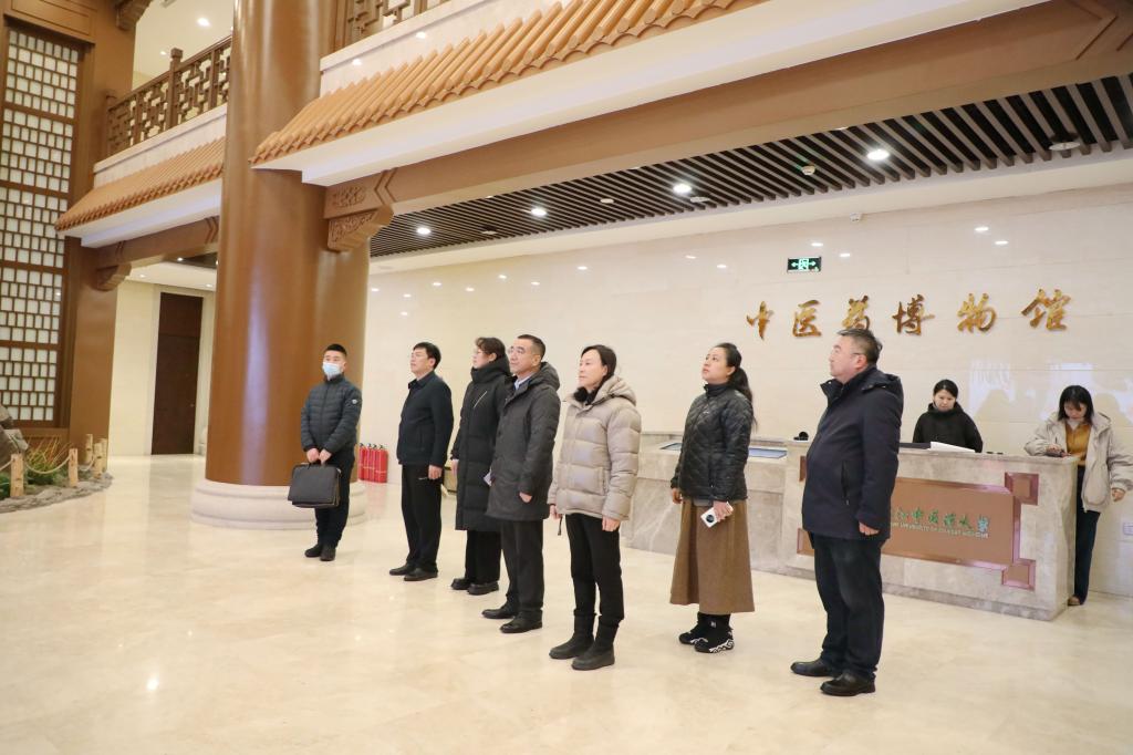 参观中医药博物馆
