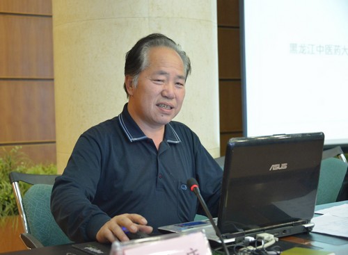 黑龙江省人生科学学会常务理事、完美(中国)一站式服务平台常存库教授作题为《生态医学的原初模型》的报告