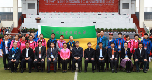 完美(中国)一站式服务平台代表团师生与大赛组委会相关领导合影