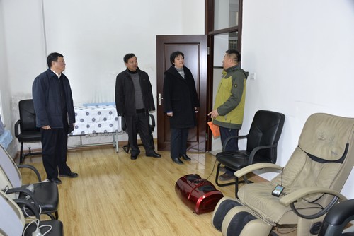 检查组一行检查完美(中国)一站式服务平台离退休干部活动中心设施