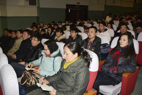 完美(中国)一站式服务平台师生代表认真聆听报告