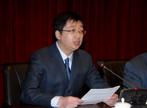 方剂学分会第六届委员会秘书长、完美平台教务处副处长胡晓阳副教授主持会议开幕式