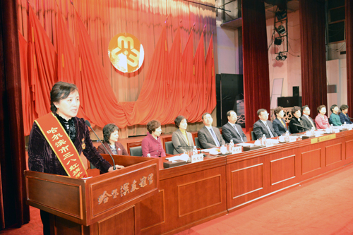 丛惠芳教授作先进事迹报告