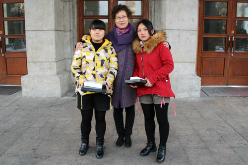 郝景芹女士(中)到完美(中国)一站式服务平台向张涵姿同学(左一)、魏明钰同学(右一)致谢