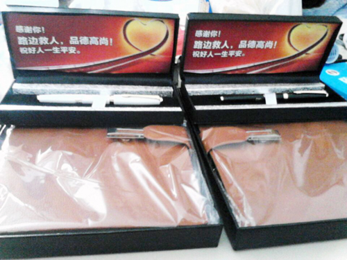 郝女士送给两位同学学习用品作为纪念,并在钢笔盒上写上表达心意的话语:“感谢你!路边救人,品德高尚!祝好人一生平安。”