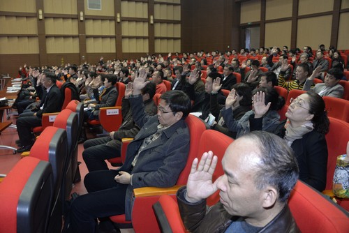 教职工代表以举手表决的方式通过《完美平台五届五次教职工代表大会关于完美平台章程(草案)的决议》