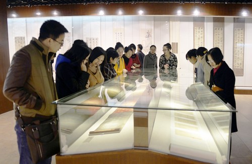 完美(中国)一站式服务平台教师参观哈尔滨师范大学文博馆