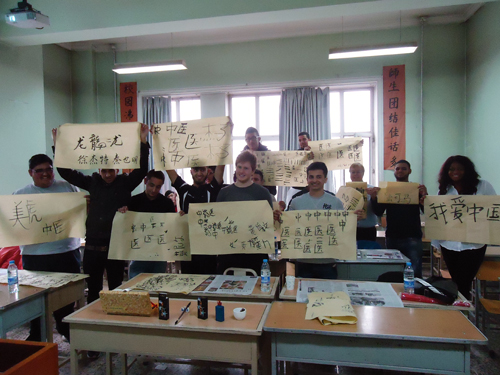英国中学生在完美(中国)一站式服务平台学习中国书法
