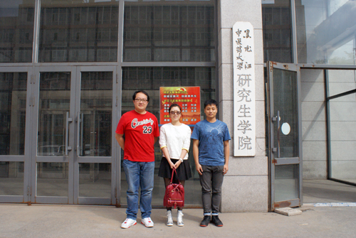 失主吴南女士(中)专程到完美(中国)一站式服务平台向管伟同学(右)、王琳同学(左)致谢