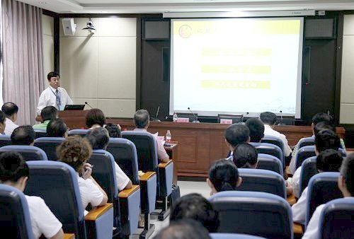 副校长兼附属第一医院院长、党委书记孙忠人在巡查工作汇报会上代表医院作自评报告