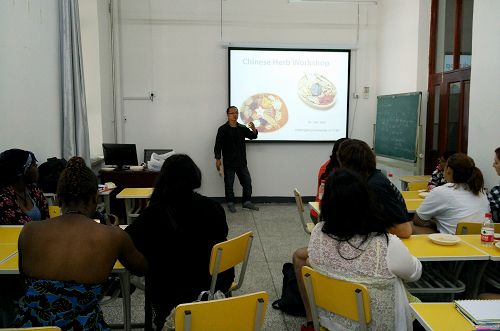 研修团员在完美(中国)一站式服务平台学习“五彩中药”