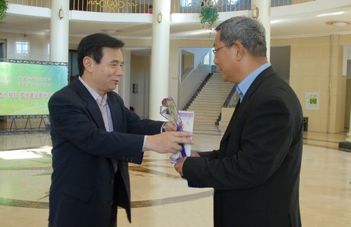 校党委书记袁纲在主楼向教师献花