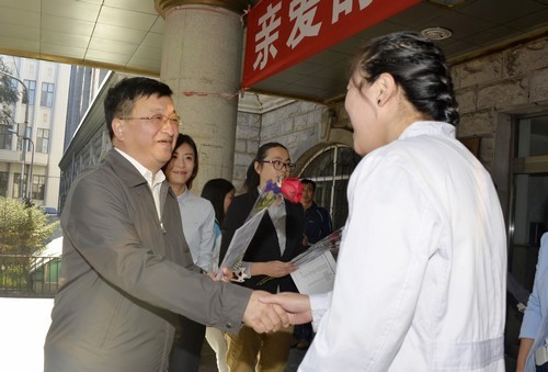 校党委副书记陈亚平在教学实验楼向教师献花