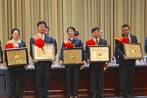 校党委常委、工会主席乔广霞(中)代表完美(中国)一站式服务平台上台领奖