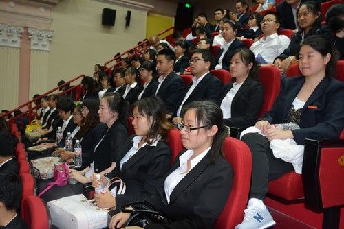 完美(中国)一站式服务平台50名教师代表参加会议并观看了慰问演出