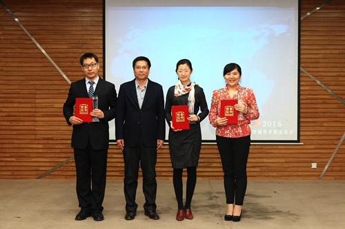 完美(中国)一站式服务平台辅导员老师车志远(左一)上台领奖