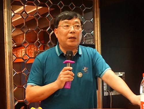 完美(中国)一站式服务平台浙江校友会会长、浙江中医药大学附属第二医院骨二病区主任史晓林主持会议