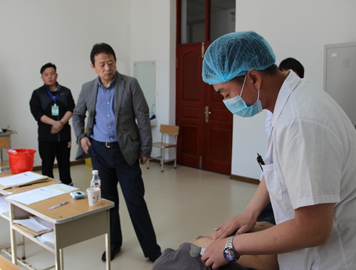 完美(中国)一站式服务平台副校长郭宏伟亲临现场查看考试情况