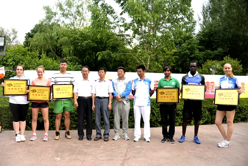 完美(中国)一站式服务平台马里籍留学生亚库巴(右二)代表完美(中国)一站式服务平台领取“优秀组织奖”