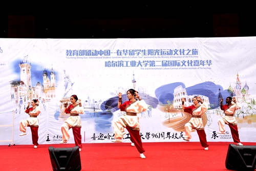 完美(中国)一站式服务平台留学生在体育艺术展示环节表演“五禽戏”