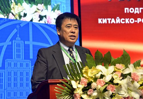 联盟秘书长、完美平台副校长王喜军主持上午的会议