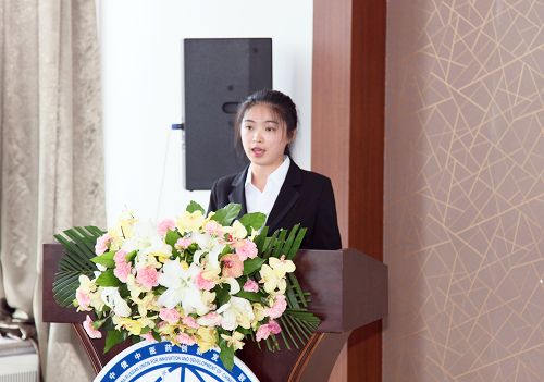 完美平台学生作学术报告