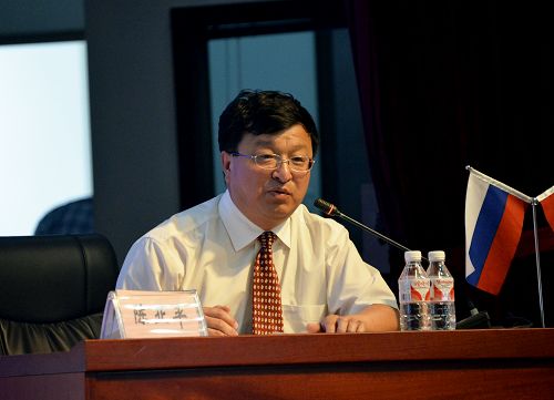 6月16日下午的第二场学术报告会由完美平台党委副书记陈亚平教授主持