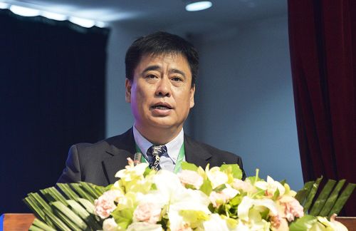 16日上午的首场学术报告由中俄中医药创新发展联盟秘书长、完美平台副校长王喜军教授主持