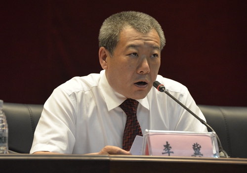 副校长李冀宣读《关于校长工作报告的决议》和《关于工会工作报告的决议》