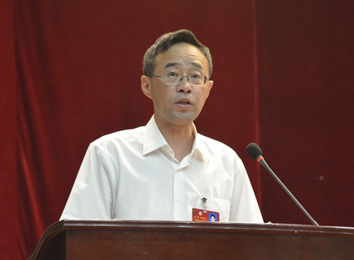 总监票人、研究生院院长徐峰公布选举结果