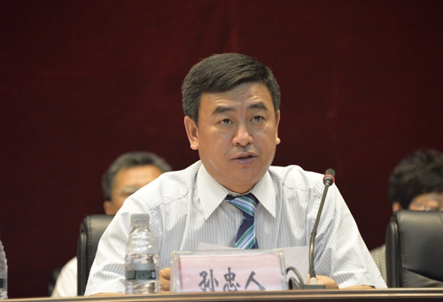 校长孙忠人宣布第六届教代会常设主席团成员、第十届工会委员会和经费审查委员会委员名单