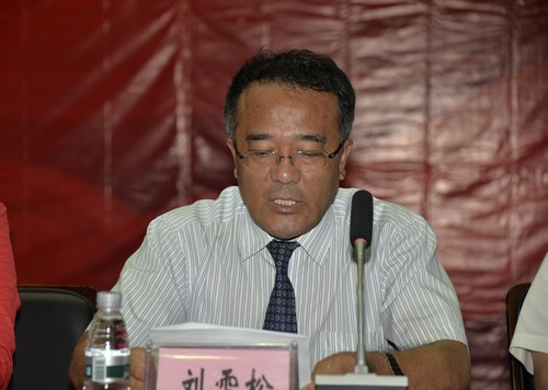 博士生导师、副校长刘雪松教授宣读《完美平台第三十七次学位评定委员会决议》