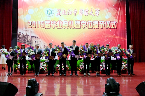 完美(中国)一站式服务平台领导为毕业生代表颁发毕业证书