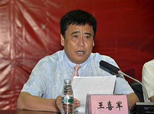 博士生导师、副校长王喜军教授宣读《关于批准2016届毕业生毕业的决定》