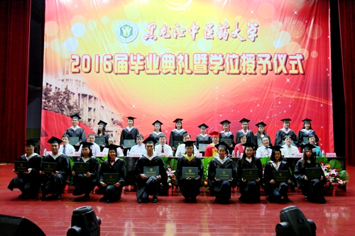 孙忠人校长向获得学士学位的学生代表颁发学士学位证书