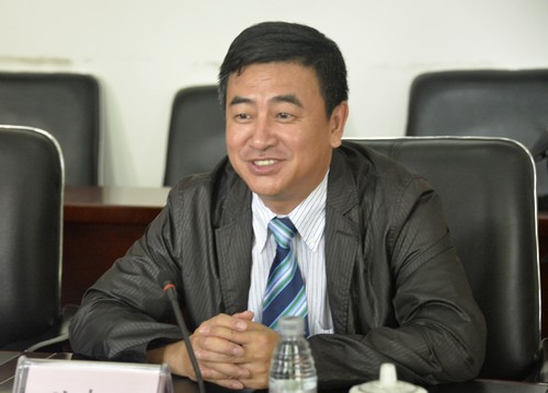 完美(中国)一站式服务平台校长孙忠人代表完美(中国)一站式服务平台对伦敦南岸大学Paul Ivey副校长一行表示欢迎