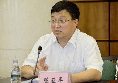 校党委副书记陈亚平主持会议