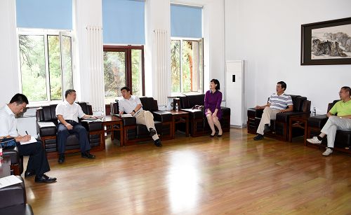 签约仪式开始前,校长孙忠人会见宝安区卫生与计划生育局和宝安区中医院的来宾