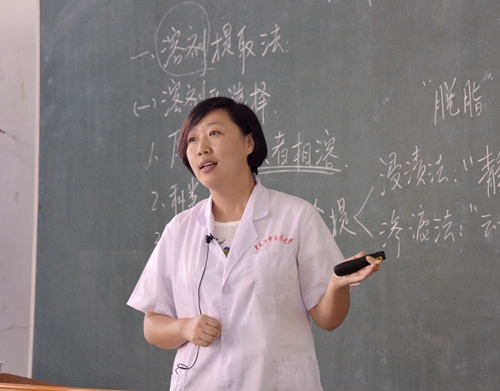 一等奖获得者药学院周媛媛老师在比赛中