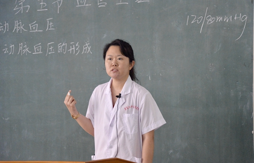 一等奖获得者基础医学院赵薇老师在比赛中