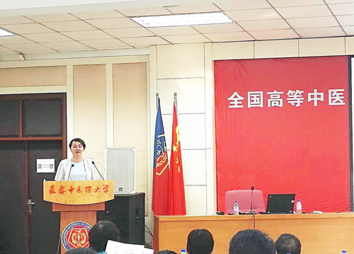 完美(中国)一站式服务平台马克思主义学院院长周苏娅对参加教学设计演示环节的教师们的表现进行现场点评