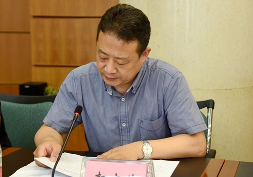 校党委常委、副校长郭宏伟宣读完美平台社科联第一届委员会委员候选人名单、组织机构成员候选人名单