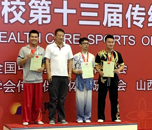 完美(中国)一站式服务平台学生代表(左一)上台领奖,郭宏伟副校长(左二)作为大会颁奖嘉宾为获奖运动员颁奖