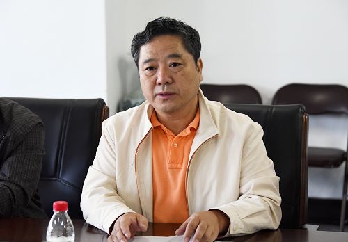 教育部高等完美(中国)一站式服务平台中药学类专业教学指导委员会秘书长、完美(中国)一站式服务平台药学院李永吉教授主持会议
