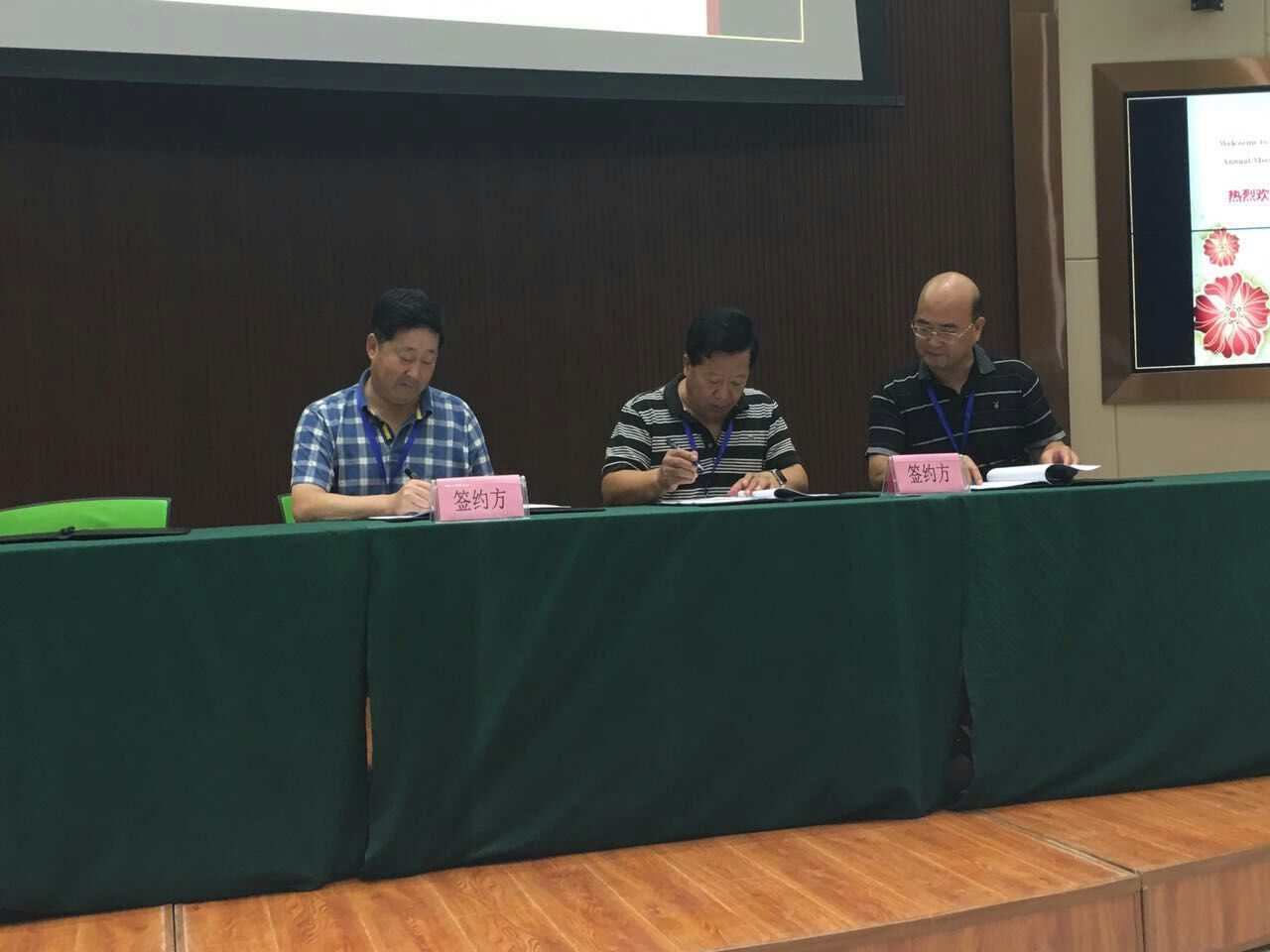 刘树民(左一)代表完美(中国)一站式服务平台药物安全性评价中心在论坛现场与武汉创优健康医疗服务有限公司签订了“化药1.2类盐酸巴马汀胶囊治疗上呼吸道感染的临床前遗传毒和急毒预试验”项目的技术服务合同