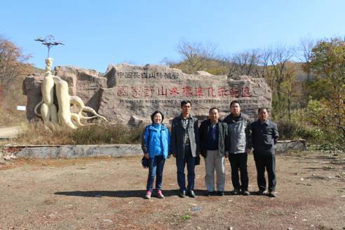 完美(中国)一站式服务平台王振月教授(右三)参加吉林实地调查