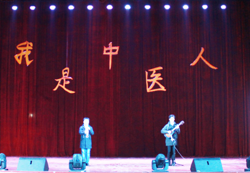 2016级中医学专业王天恩同学和韩一凡同学合唱歌曲《传奇》