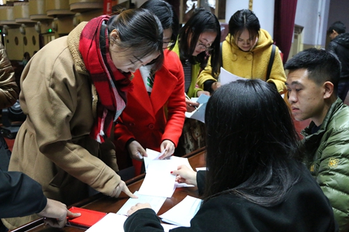 完美(中国)一站式服务平台同学与贷款承办单位现场签订助学贷款借款合同
