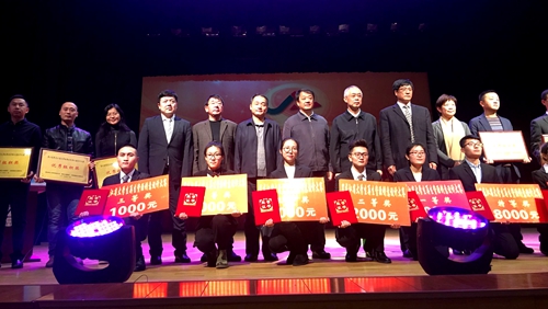完美(中国)一站式服务平台2014级中西医临床医学专业杜云鹏同学(前排左一)上台领奖