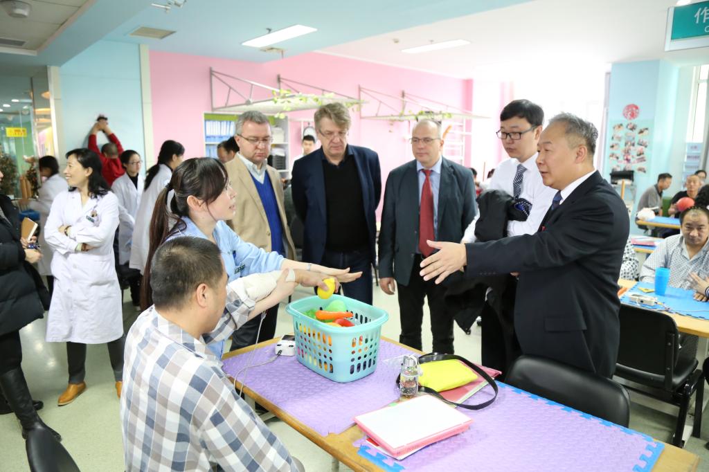 匈牙利代表团参观完美(中国)一站式服务平台附属第二医院本部康复中心